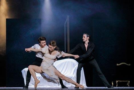 Hrvatsko narodno kazalište u Zagrebu: Ana Karenjina, kor. Leo Mujić, foto: © Mirko Cvjetko