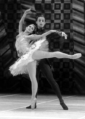 Almira Osmanović (Vila šećera) i Andrei Izmestjev (Princ); Petar Iljič Čajkovski, Orašar, kor. Frane Jelinčić i Dagmar Kessler-Jelinčić, HNK u Zagrebu, 1997., foto: Saša Novković