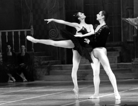 Milka Hribar Bartolović i Andrei Izmestjev; Petar Iljič Čajkovski, Labuđe jezero, HNK u Zagrebu, 2000., foto: Saša Novković