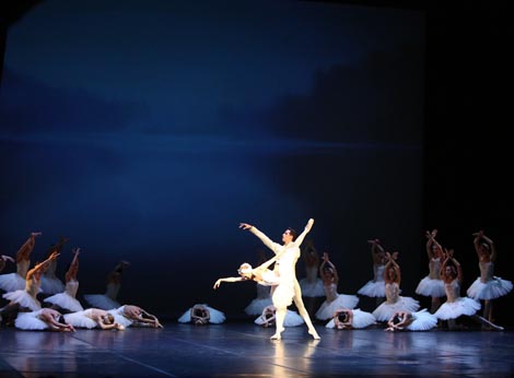 Marta Petkova (Odetta) i Guilherme Gameiro Alves (Sigfried) uz ansambl Balata HNK u Zagrebu; Petar Iljič Čajkovski, Labuđe jezero; Baletni gala koncert 2024., foto: Facebook HNK-a u Zagrebu