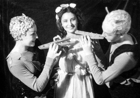 Beata Domić, Vjera Marković i Milana Broš, San ljetne noći, red. J. Laurenčić, 1946.