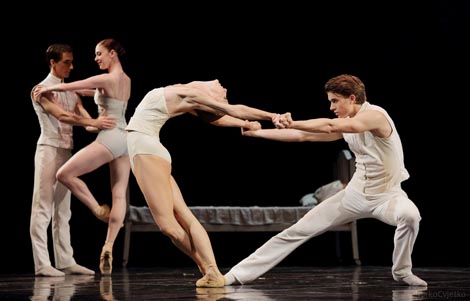 Balet Hrvatskog narodnog kazališta u Zagrebu: Ženski rukopis – Drakula, kor. Simona Unterajter, foto: © Mirko Cvjetko