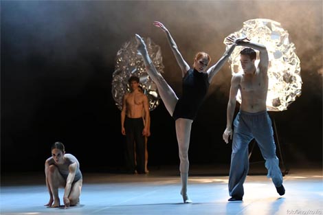 33. Muzički biennale Zagreb i Balet Hrvatskog narodnog kazališta u Zagrebu: Prekinute veze: Ivan Končić, Flicker Out, kor. James Pett, Travis Clausen-Knight, foto: Novković