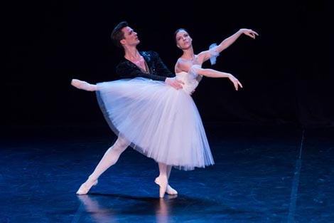 Catarina Maneses i Tomislav Petranović u duetu Giselle i grofa Albrechta iz 2. čina baleta Giselle, koreografkinja Iraida Lukašova, Hrvatsko narodno kazalište u Zagrebu, foto: facebook