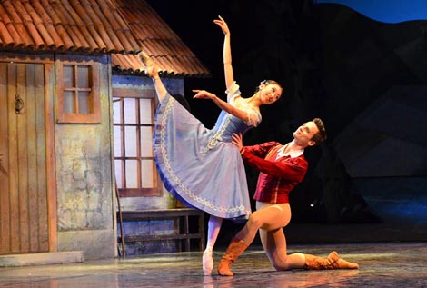 Mai Kageyama (Giselle) i Tomislav Petranović (Grof Albrecht); Hrvatsko narodno kazališta u Zagrebu: Adolphe Adam, Giselle, kor. Iraida Lukašova (prema Jeanu Corallija and Julesu Perrotu u redakciji Mariusa Petipaa), foto: © Ines Novković