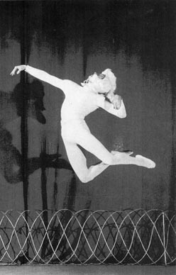 Ivica Sertić kao Bijeli konj u baletu Pokolj Amazonki kor. Nenad Lhotka