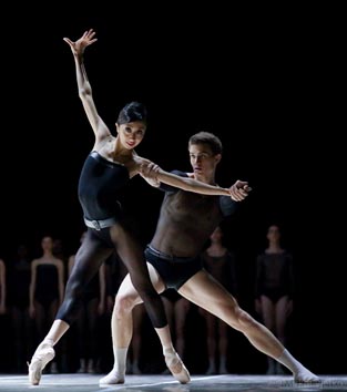 28. Muzički biennale Zagreb i Hrvatsko narodno kazalište u Zagrebu, Kraljevi bogova (Tomislav Oliver, Kompleksna poezija; Ivana Kiš, Mehanizam sebičnoga gena) kor. Pascal Touzeau, foto: © Mirko Cvjetko