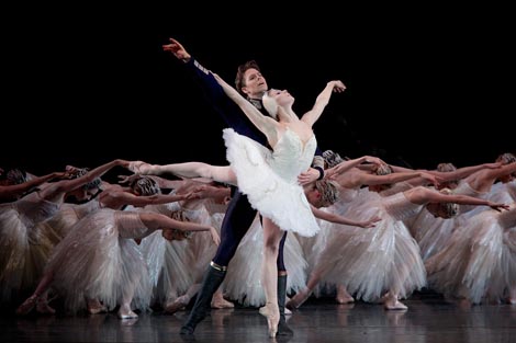 Matthew Golding (Prince Siegfried) i Natalia Osipova (Odette); The Royal Ballet, London, Petar Iljič Čajkovski, Labuđe jezero (Swan Lake), kor. Anthony Dowell, foto: © ROH / Alice Pennefather 2015