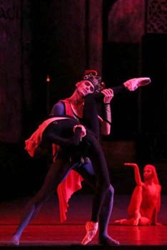 Svetlana Zakharova (Kraljica Mekhmene Banu), Denis Rodkin (Ferkhad); Akademski državni teatar Boljšoj, Moskva: Legenda o ljubavi, kor. Jurij Grigorovič, foto: © Damir Yusupov, facebook