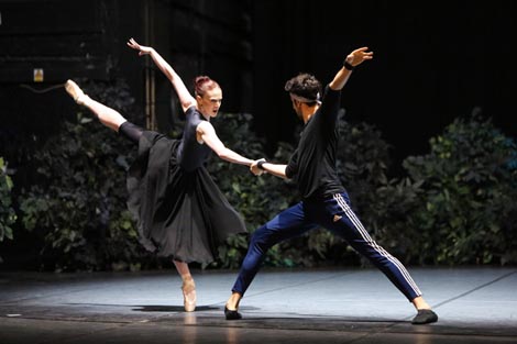 Fptpgrafija s probe, Hrvatsko narodno kazalište u Zagrebu: Jane Austen — Leo Mujić, Ponos i predrasude, kor. i red. Leo Mujić, foto: Mara Bratoš