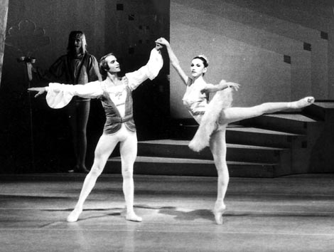 Ludmila Naranđa Sertić (Pepeljuga) i Erich Zschach (Princ) – Sergej Prokofjev, Pepljuga, foto: Hildegar Steinmetz