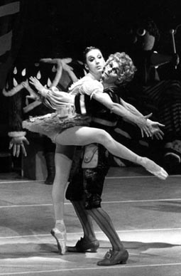 Ludmila Naranđa Sertić (Swanhilda) i Marijan Jagušt (Frantz) – Léo Delibes, Coppélia, foto: Hildegar Steinmetz