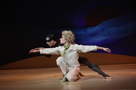 Samuele Taccone (Zmija) i Federico Rubisse (Mali princ);Hrvatsko narodno kazalište Ivana pl. Zajca, Rijeka: Mali princ, kor. Lukas Zuschlag, glazba Aleksandra Naumovski Potisk, foto: Facebook HNK Ivana pl. Zajca, Rijeka