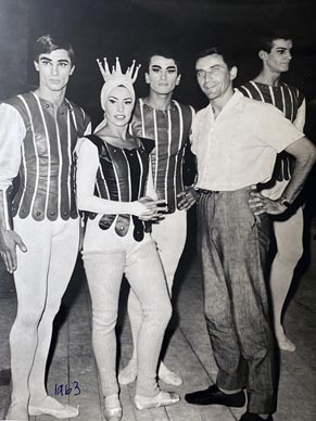 MArijan Bayer s kolegama nakon nastupa s trupom Mauricea Béjarta