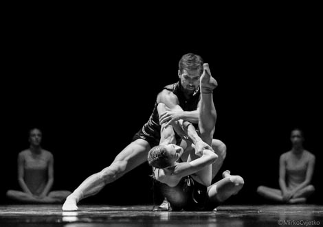 28. Muzički biennale Zagreb i Hrvatsko narodno kazalište u Zagrebu: Kraljevi bogova (Tomislav Oliver, Kompleksna poezija; Ivana Kiš, Mehanizam sebičnoga gena) kor. Pascal Touzeau, foto: © Mirko Cvjetko 