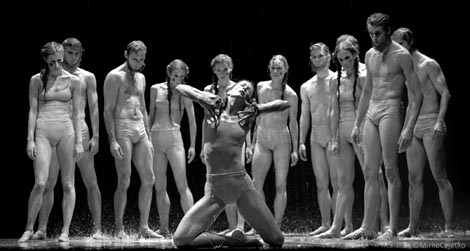 Edina Pličanić i ansambl Baleta: Hrvatsko narodno kazalište u Zagrebu: Igor Stravinski, Posvećenje proljeća, kor. Edward Clug, foto: © Mirko Cvjetko