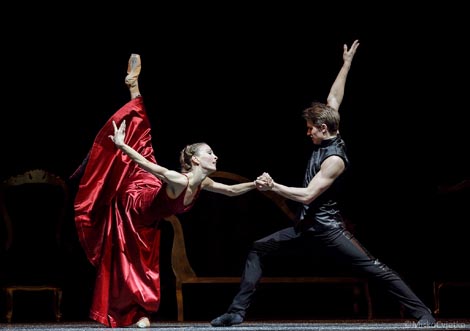 Edina Pličanić (Ane Karenjine) i Tamas Darai (Vronski); Hrvatsko narodno kazalište u Zagrebu: Ana Karenjina, kor. Leo Mujić, foto: © Mirko Cvjetko