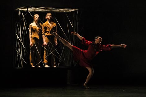 Tea Rušin (Atena (ž)), Tilman Patzak (Atena (m)) i Maria Matarranz de las Heras (Penelopa) – Hrvatsko narodno kazalište Ivana pl. Zajca, Rijeka: Odiseja, kor. Walter Matteini i Ina Broeckx