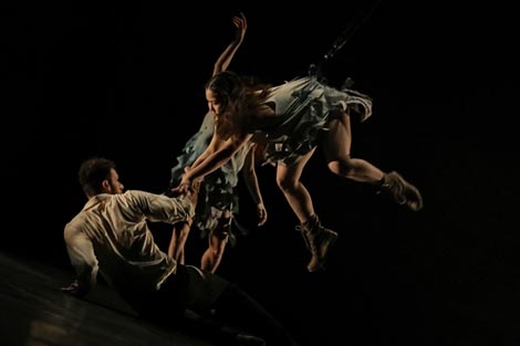 Michele Pastorini (Odisej) i Soyoka Iwata (Sirena) – Hrvatsko narodno kazalište Ivana pl. Zajca, Rijeka: Odiseja, kor. Walter Matteini i Ina Broeckx