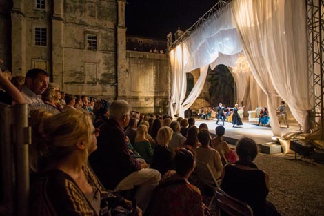 Dubrovačke ljetne igre, Festivala Ljubljana, Slovensko narodno gledališče Maribor, Opasne veze, red. i kor. Valentina Turcu, Leo Mujić, foto: www.dubrovnik-festival.hr