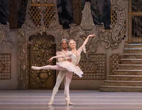 The Royal Ballet and Opera, London: Petar Iljič Čajkovski, Orašar, kor. Peter Wright