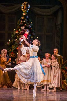 Francesca Hayward (Clara); The Royal Ballet, London: Petar Iljič Čajkovski, Orašar (The Nutcracker), kor. Peter Wright, foto: © 2015 ROH. photograph by Tristram Kenton