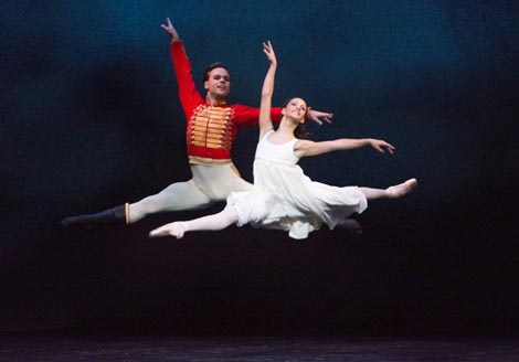 Alexander Campbell (Hans Peter) i Francesca Hayward (Clara); The Royal Ballet, London: Petar Iljič Čajkovski, Orašar (The Nutcracker), kor. Peter Wright, foto: © ROH / Tristram Kenton
