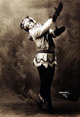 Vaclav Nižinski kao naslovni lik baleta Pertuška skladatelja Igora Stravinskog i koreografa Mihaila Fokina, u produkciji Ballets Russes, Pariz, 1911.
