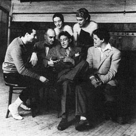 Roland Petit, Boris Kochno, Nathalie Philippart, Jean Babilée i Jean Marais slušaju Jeana Cocteaua, foto: Serge Lido, 1946.