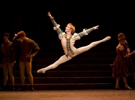 Steven McRae (Romeo); The Royal Ballet, London: Sergej Prokofjev, Romeo i Julija (Romeo and Juliet), kor. Kenneth MacMillan, foto: Bill Cooper