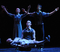 Baletna Vačer, Sinfonia da Requiem, koreograf Vasco Wellenkamp; Olja Jovanović-Zurovac, Eugen Dobrescu, Ksenija Krutova, Ovidiu Muscalu, Ersilia Nikpalj, Dan Rus, Valentina Kržić, César Fernandes, foto Saša Novković