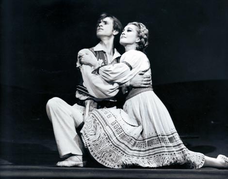 Štefan Furjan (Mirko) i Đurđica Ludvig (Jela); Fran Lhotka, Đavo u selu, kor. Pia i Pino Mlakar, HNK u Zagrebu, 1957.