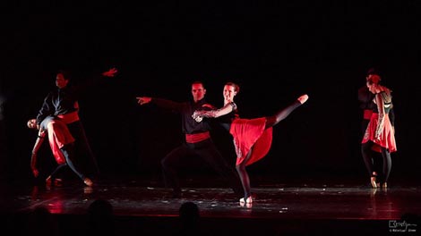 Helena Horvat, Vanja Dušić, Vuk Ognjenović, Laura Špindel, Danijel Zmaj Novoselac i Lucija Horvat; Večer baleta i plesa, Tango, kor. Vuk Ognjenović, Hrvatsko narodno kazalište u Osijeku, foto: © Kristijan Cimer