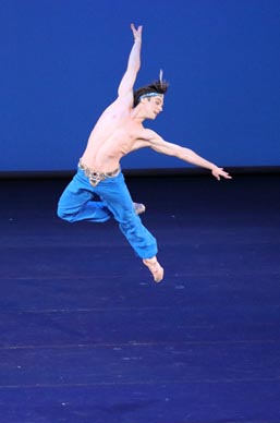 Vladimir Škljarov (Ali); Gusar (Le Corsaire), Bayerisches Staatsballett, München, foto: Wilfried Hösl