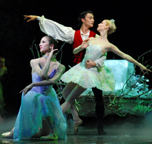 Jegor Menjšikov s Edinom Pličanić i Milkom Hribar Bartolović u Trnoružici u koreografiji Dereka Deane, foto: Saša Novković